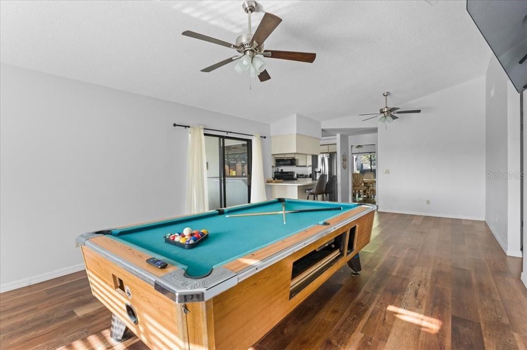 Activo con contrato: $349,900 (4 camas, 2 baños, 2177 Pies cuadrados)