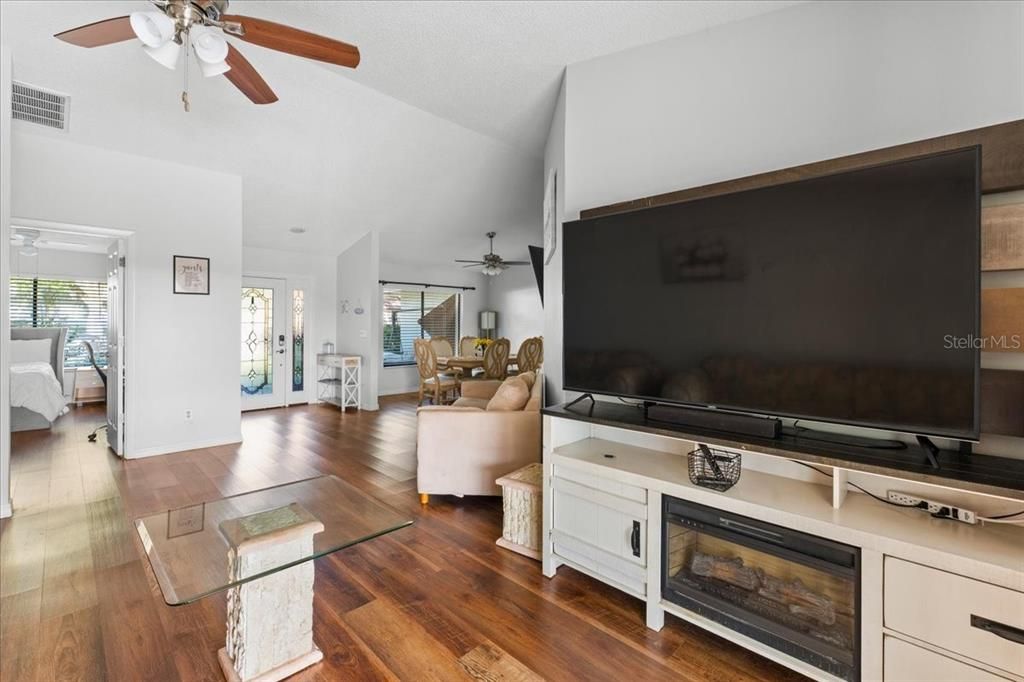 Activo con contrato: $349,900 (4 camas, 2 baños, 2177 Pies cuadrados)
