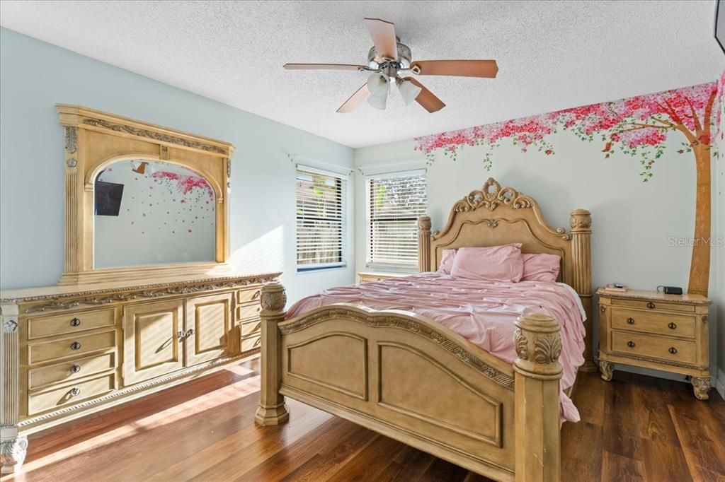 Activo con contrato: $349,900 (4 camas, 2 baños, 2177 Pies cuadrados)