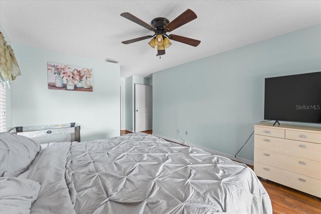 Activo con contrato: $349,900 (4 camas, 2 baños, 2177 Pies cuadrados)