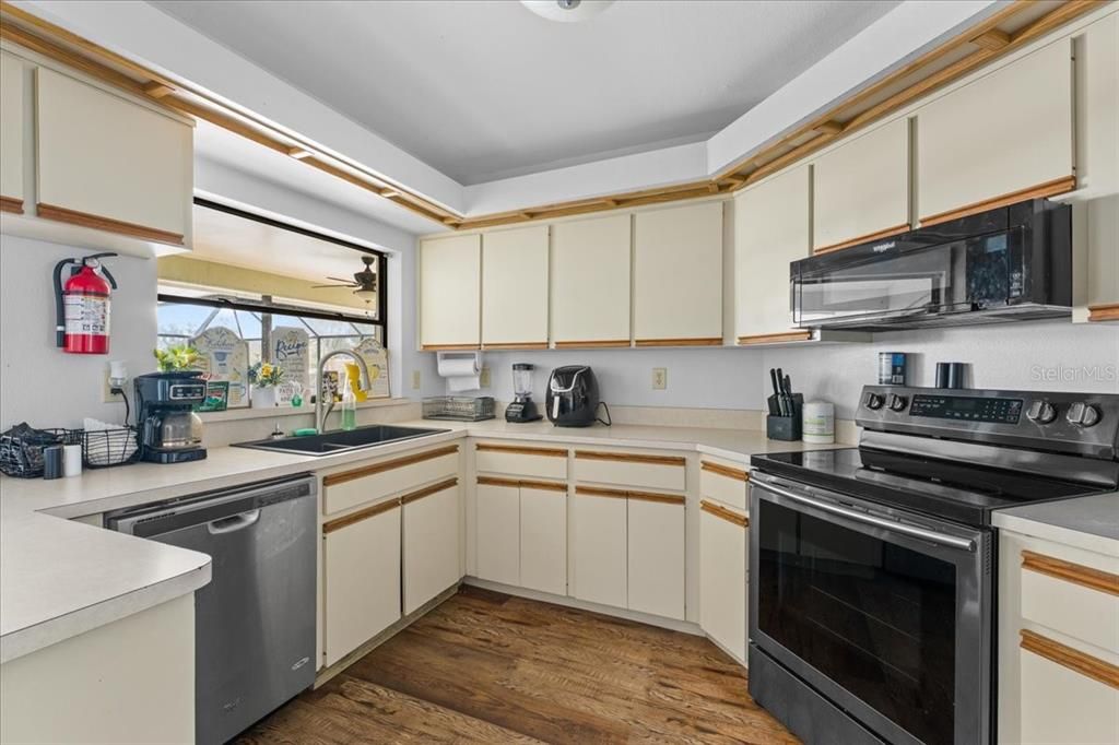 Activo con contrato: $349,900 (4 camas, 2 baños, 2177 Pies cuadrados)
