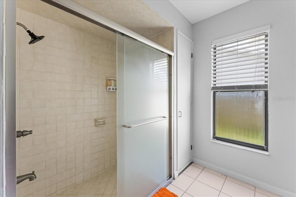 Activo con contrato: $349,900 (4 camas, 2 baños, 2177 Pies cuadrados)