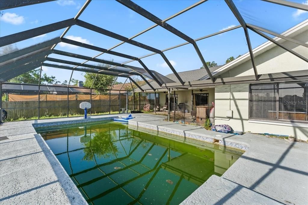 Activo con contrato: $349,900 (4 camas, 2 baños, 2177 Pies cuadrados)