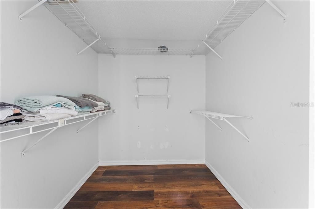 Activo con contrato: $349,900 (4 camas, 2 baños, 2177 Pies cuadrados)