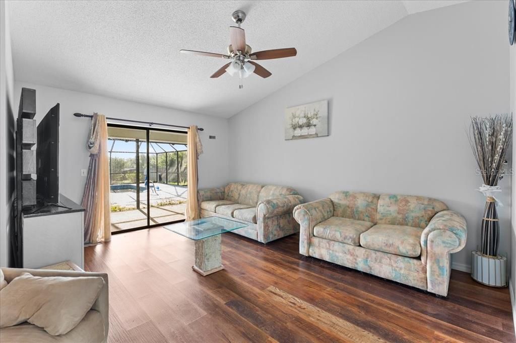 Activo con contrato: $349,900 (4 camas, 2 baños, 2177 Pies cuadrados)