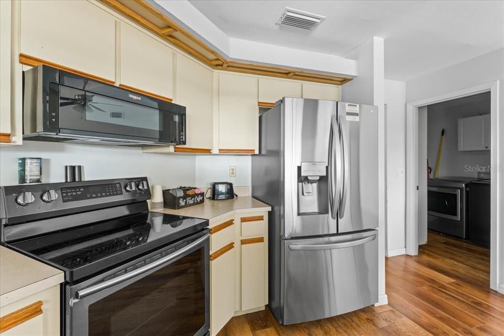 Activo con contrato: $349,900 (4 camas, 2 baños, 2177 Pies cuadrados)