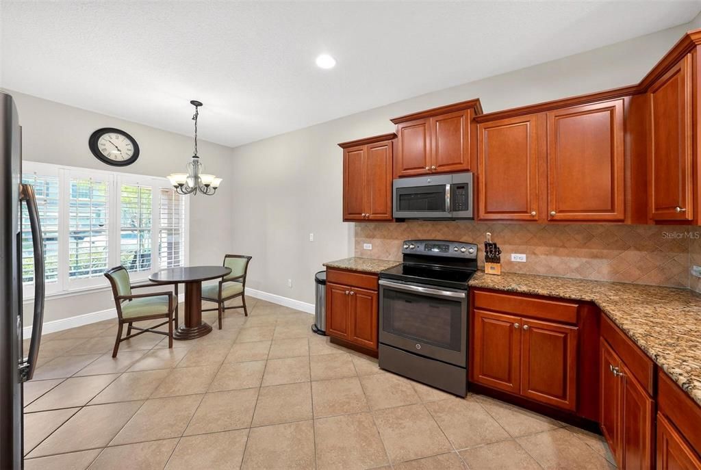 Activo con contrato: $349,000 (3 camas, 2 baños, 1725 Pies cuadrados)