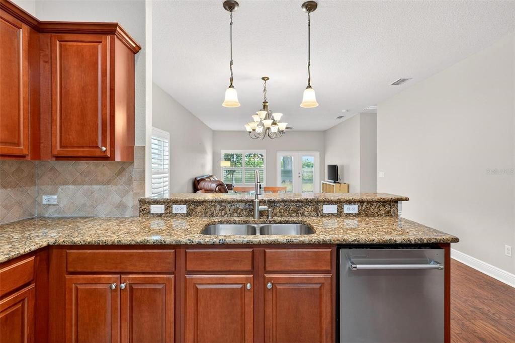 Activo con contrato: $349,000 (3 camas, 2 baños, 1725 Pies cuadrados)