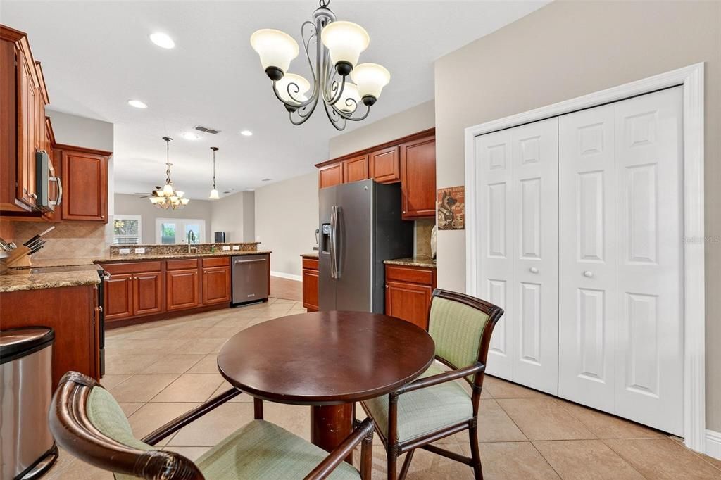 Activo con contrato: $349,000 (3 camas, 2 baños, 1725 Pies cuadrados)