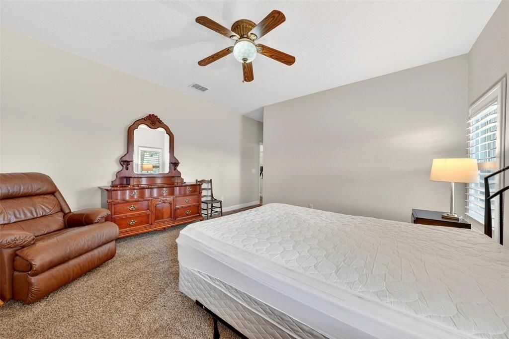 Activo con contrato: $349,000 (3 camas, 2 baños, 1725 Pies cuadrados)