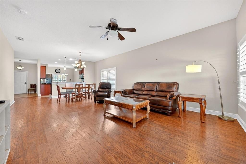 Activo con contrato: $349,000 (3 camas, 2 baños, 1725 Pies cuadrados)