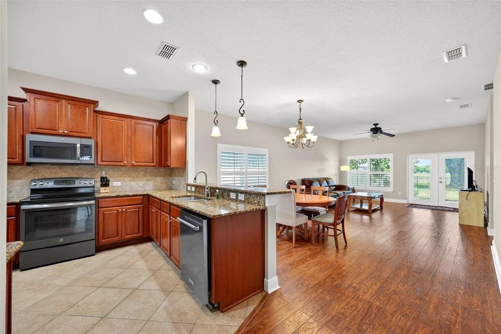 Activo con contrato: $349,000 (3 camas, 2 baños, 1725 Pies cuadrados)