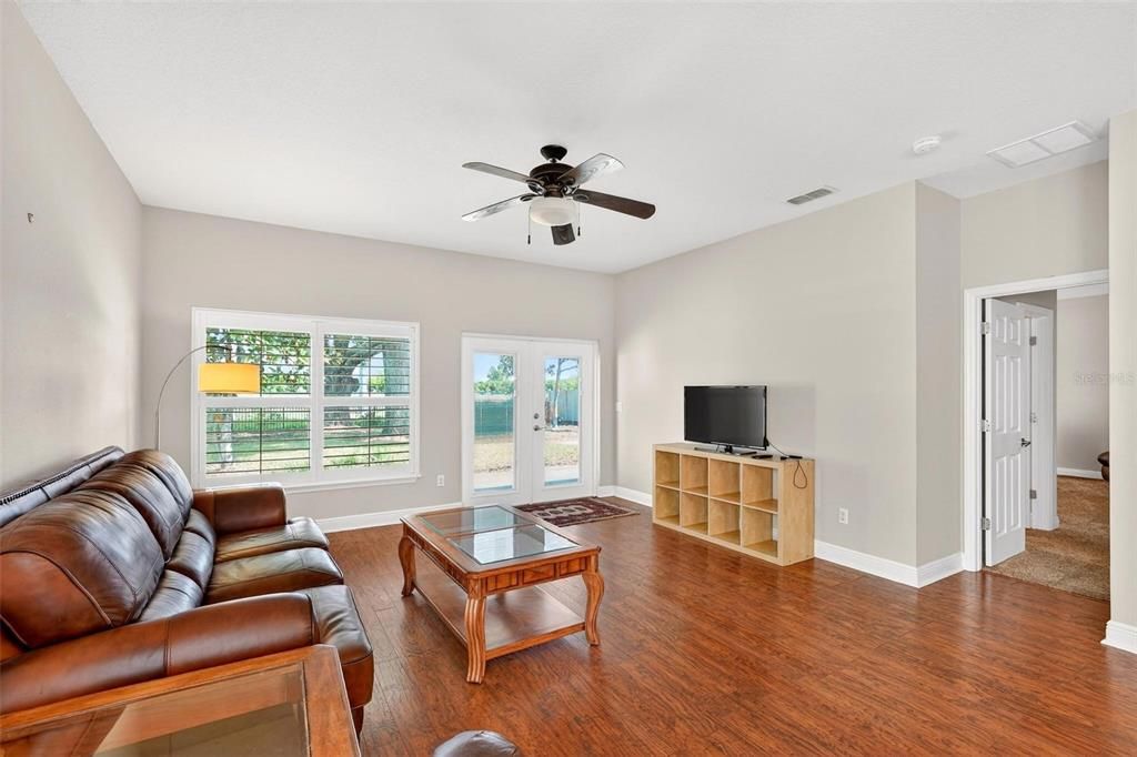 Activo con contrato: $349,000 (3 camas, 2 baños, 1725 Pies cuadrados)
