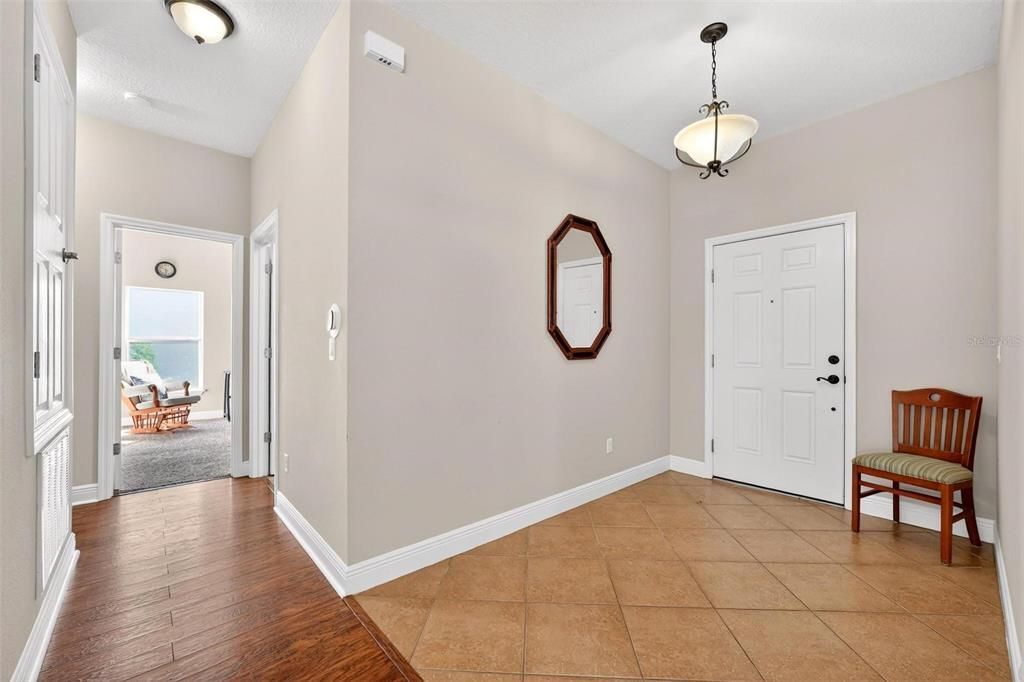 Activo con contrato: $349,000 (3 camas, 2 baños, 1725 Pies cuadrados)