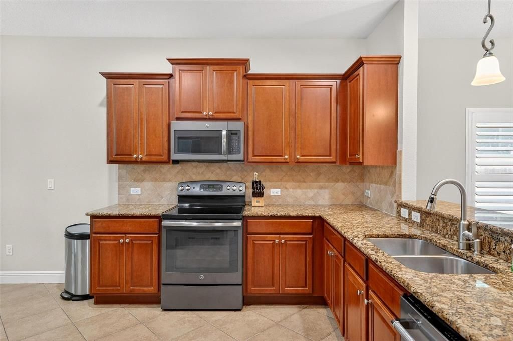 Activo con contrato: $349,000 (3 camas, 2 baños, 1725 Pies cuadrados)