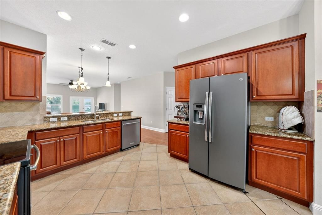 Activo con contrato: $349,000 (3 camas, 2 baños, 1725 Pies cuadrados)
