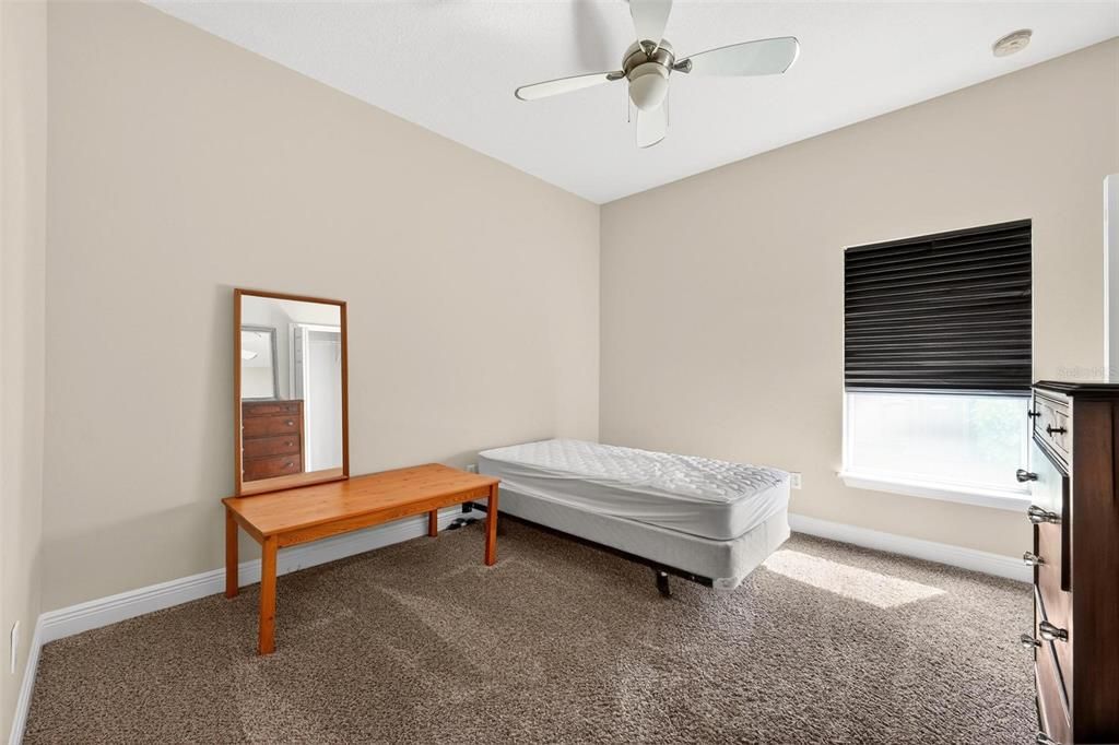 Activo con contrato: $349,000 (3 camas, 2 baños, 1725 Pies cuadrados)