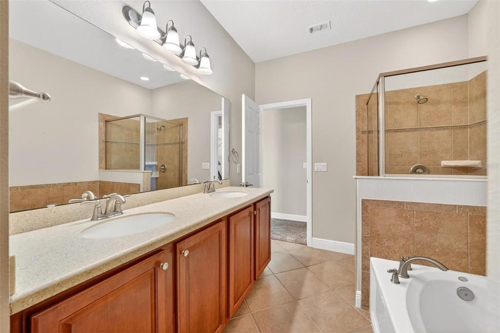 Activo con contrato: $349,000 (3 camas, 2 baños, 1725 Pies cuadrados)