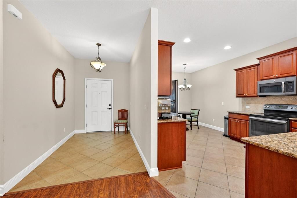 Activo con contrato: $349,000 (3 camas, 2 baños, 1725 Pies cuadrados)