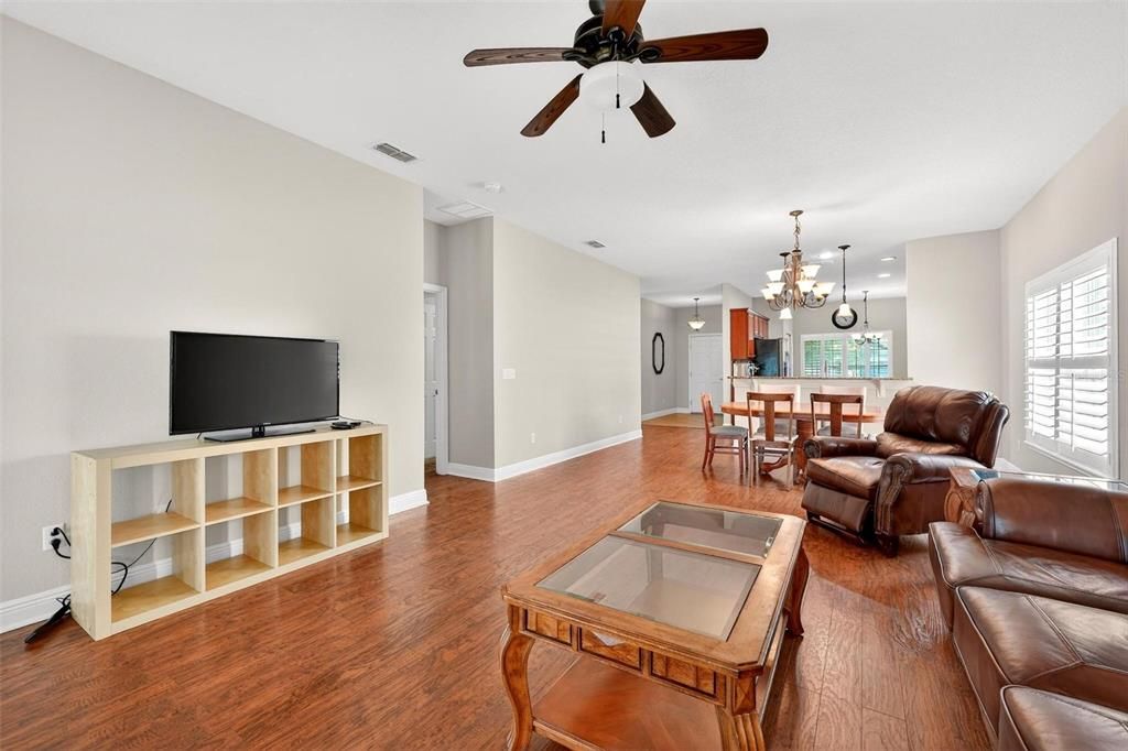 Activo con contrato: $349,000 (3 camas, 2 baños, 1725 Pies cuadrados)