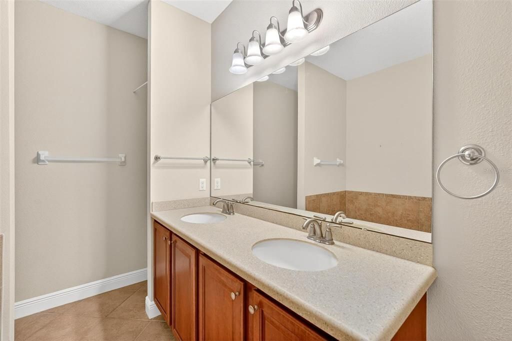 Activo con contrato: $349,000 (3 camas, 2 baños, 1725 Pies cuadrados)
