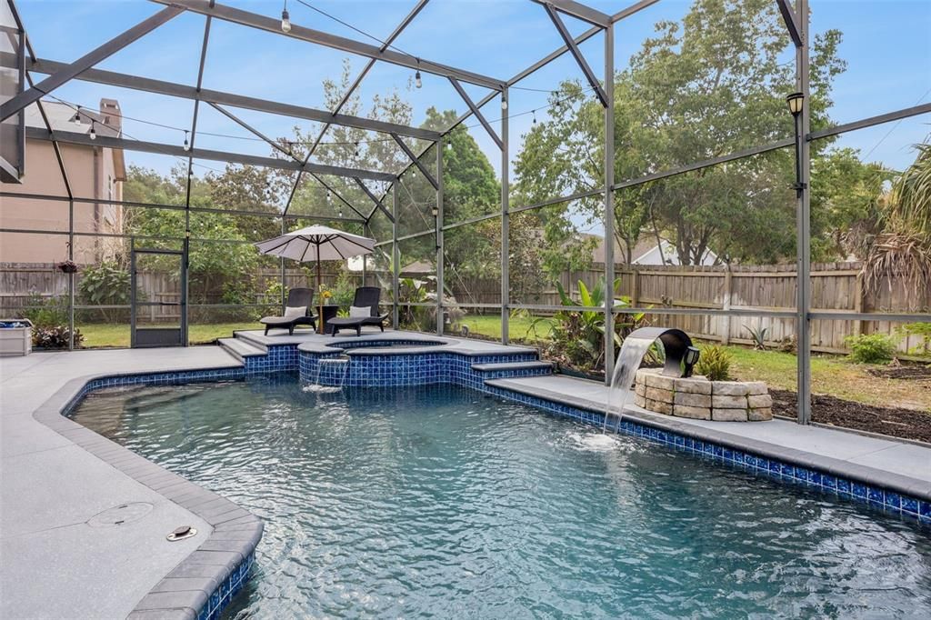 合同活跃: $525,000 (4 贝兹, 3 浴室, 2349 平方英尺)