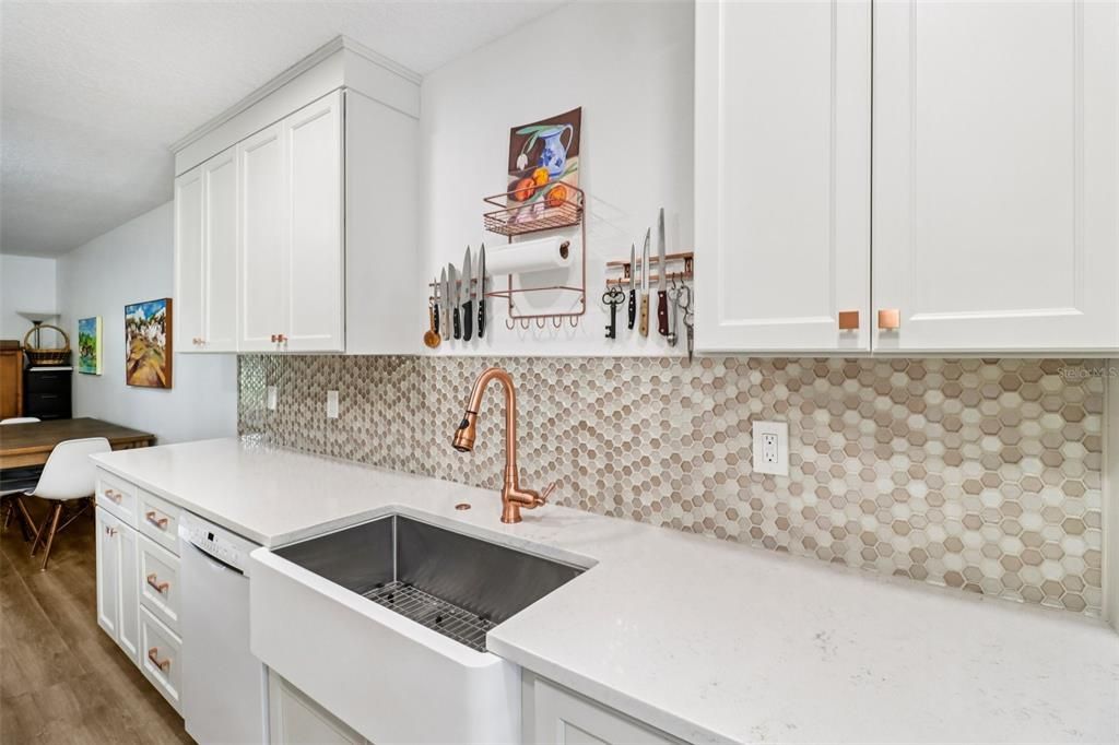 Active With Contract: $185,000 (2 beds, 1 baths, 1080 Square Feet)