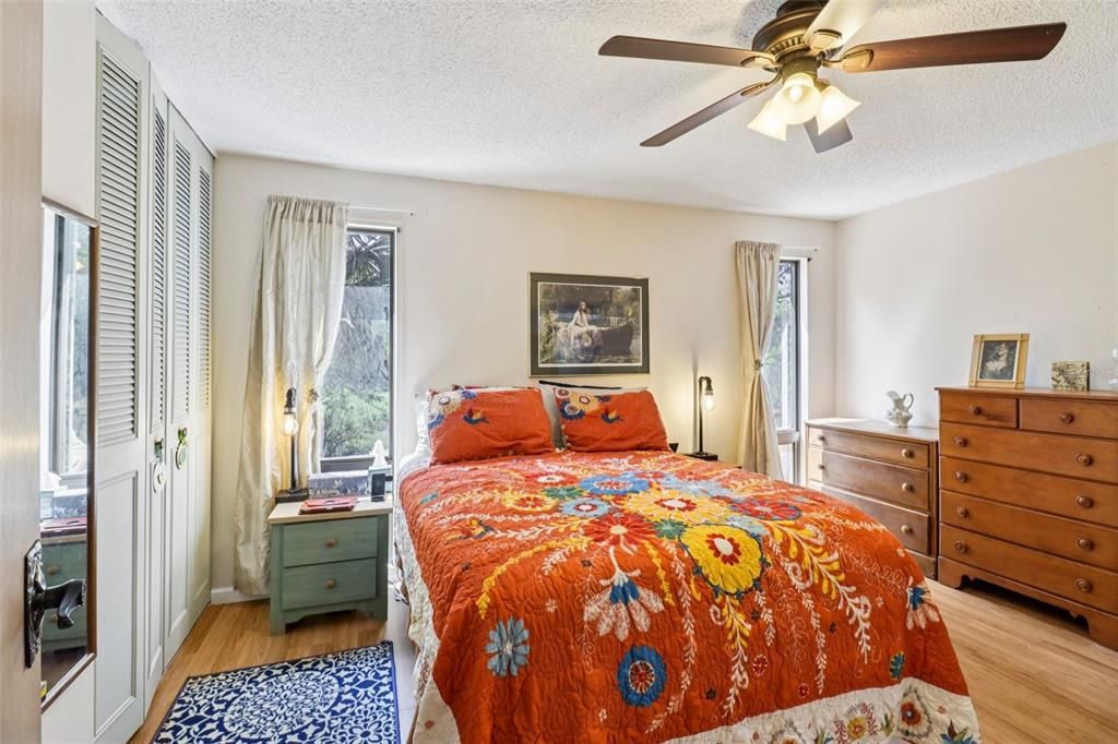 Active With Contract: $185,000 (2 beds, 1 baths, 1080 Square Feet)