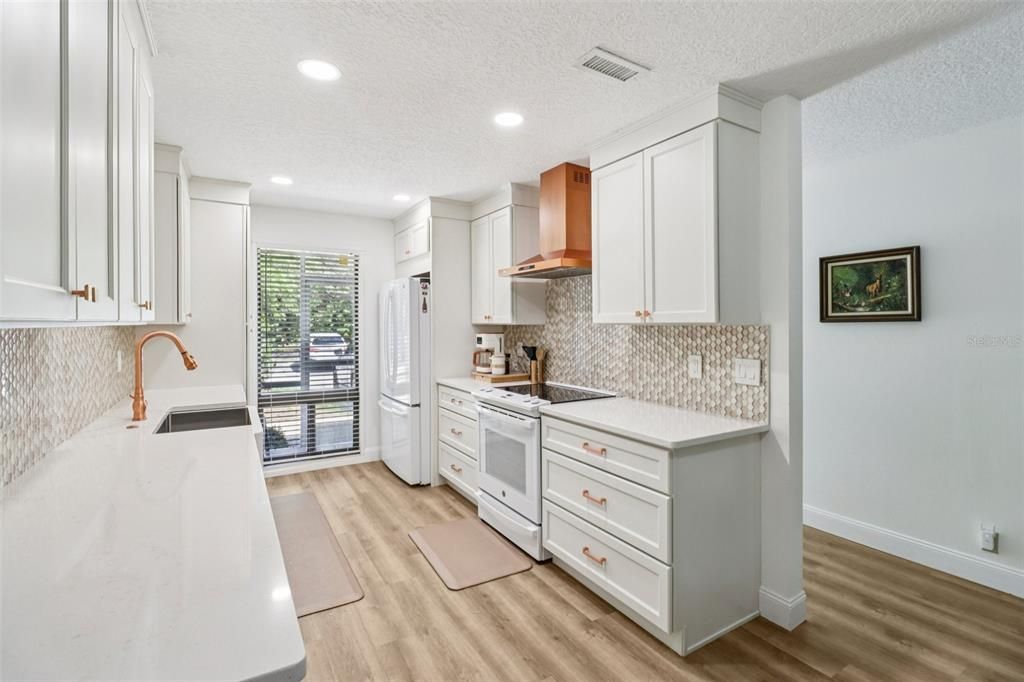 Active With Contract: $185,000 (2 beds, 1 baths, 1080 Square Feet)