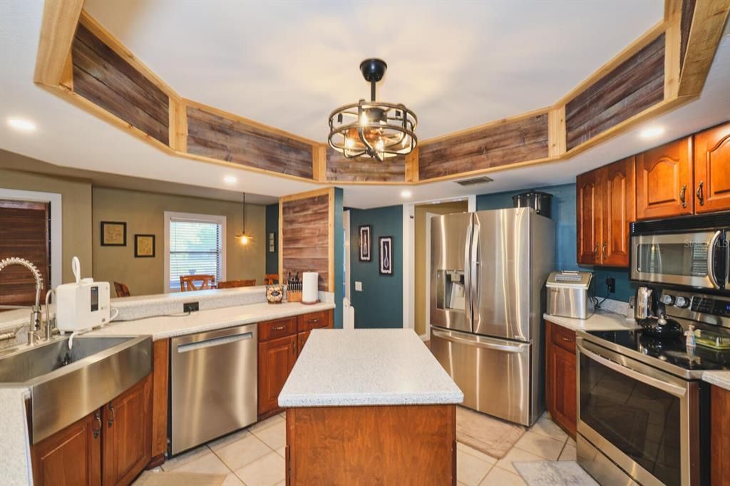 For Sale: $850,000 (6 beds, 4 baths, 3691 Square Feet)