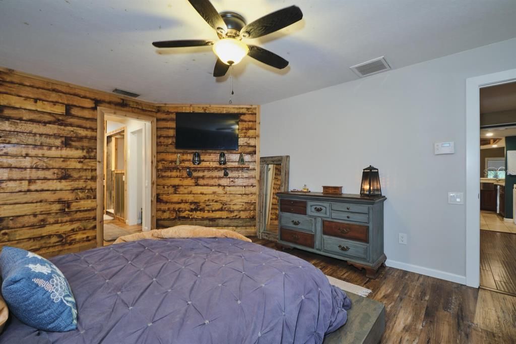 For Sale: $850,000 (6 beds, 4 baths, 3691 Square Feet)