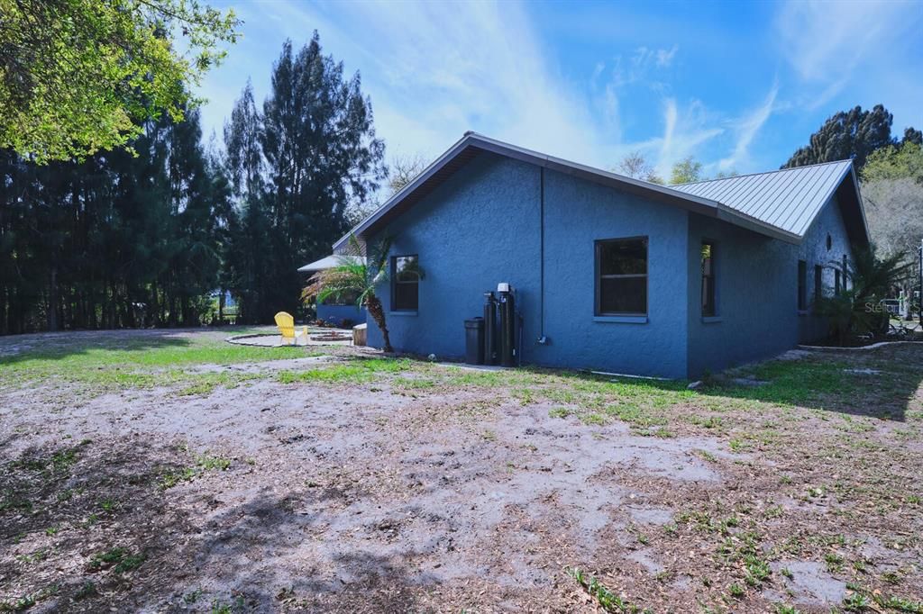 For Sale: $850,000 (6 beds, 4 baths, 3691 Square Feet)