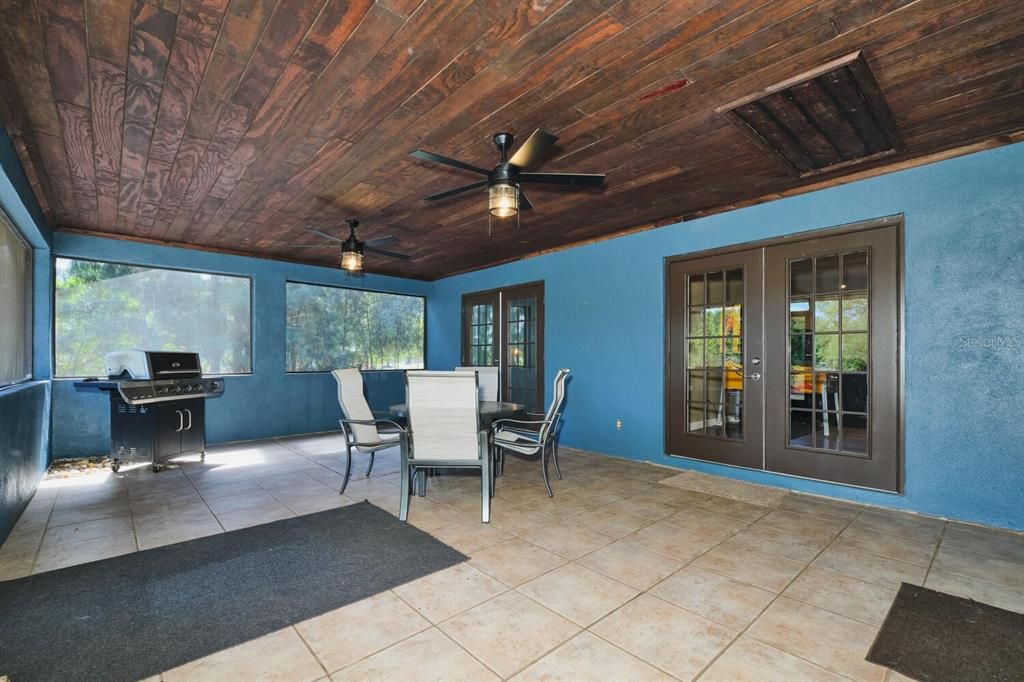 For Sale: $850,000 (6 beds, 4 baths, 3691 Square Feet)