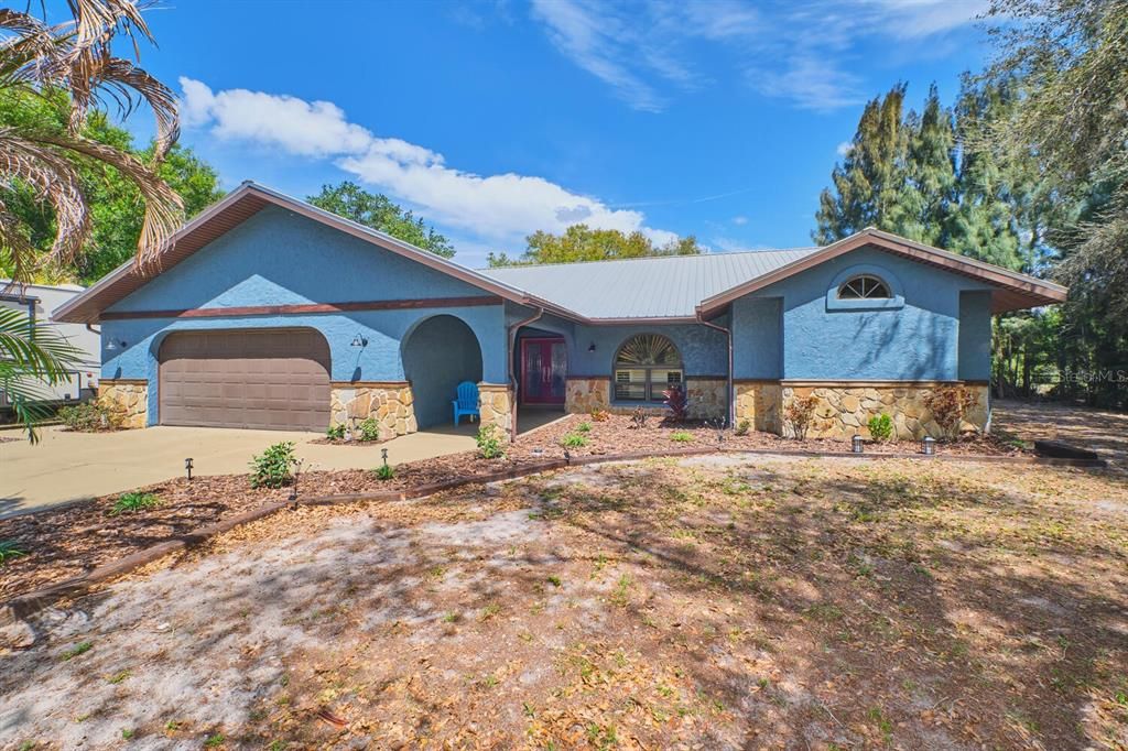 For Sale: $850,000 (6 beds, 4 baths, 3691 Square Feet)