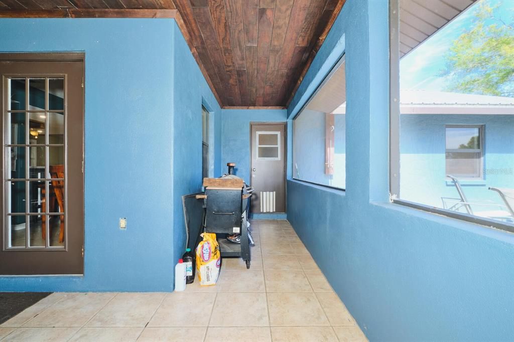 For Sale: $850,000 (6 beds, 4 baths, 3691 Square Feet)