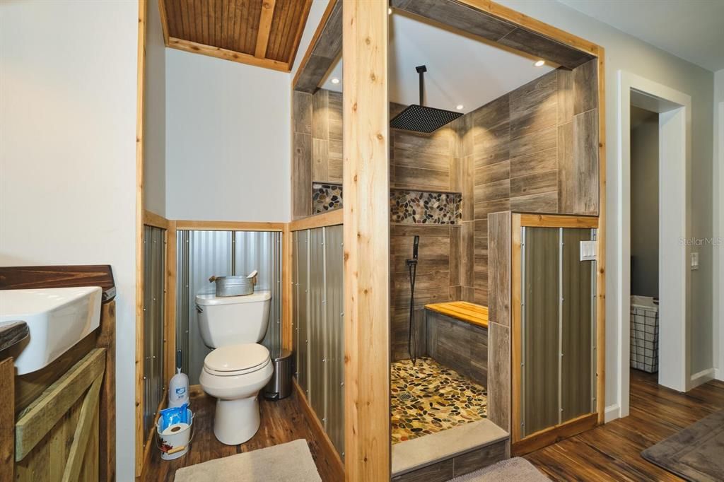 For Sale: $850,000 (6 beds, 4 baths, 3691 Square Feet)