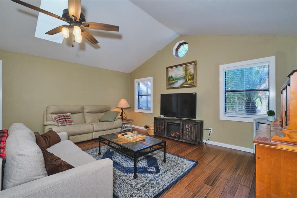 For Sale: $850,000 (6 beds, 4 baths, 3691 Square Feet)