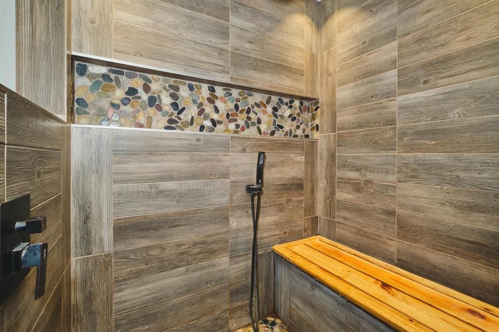For Sale: $850,000 (6 beds, 4 baths, 3691 Square Feet)