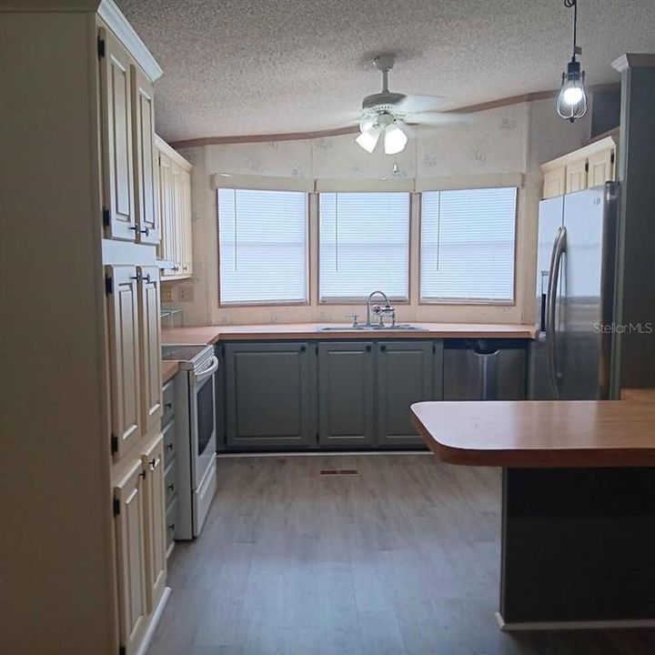 For Sale: $850,000 (6 beds, 4 baths, 3691 Square Feet)