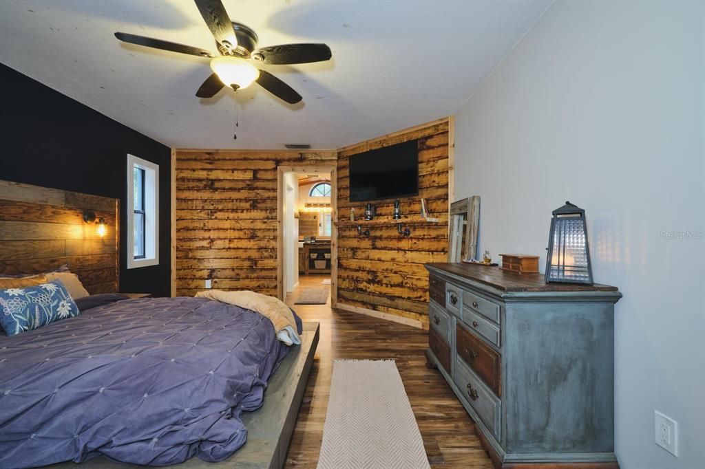 For Sale: $850,000 (6 beds, 4 baths, 3691 Square Feet)