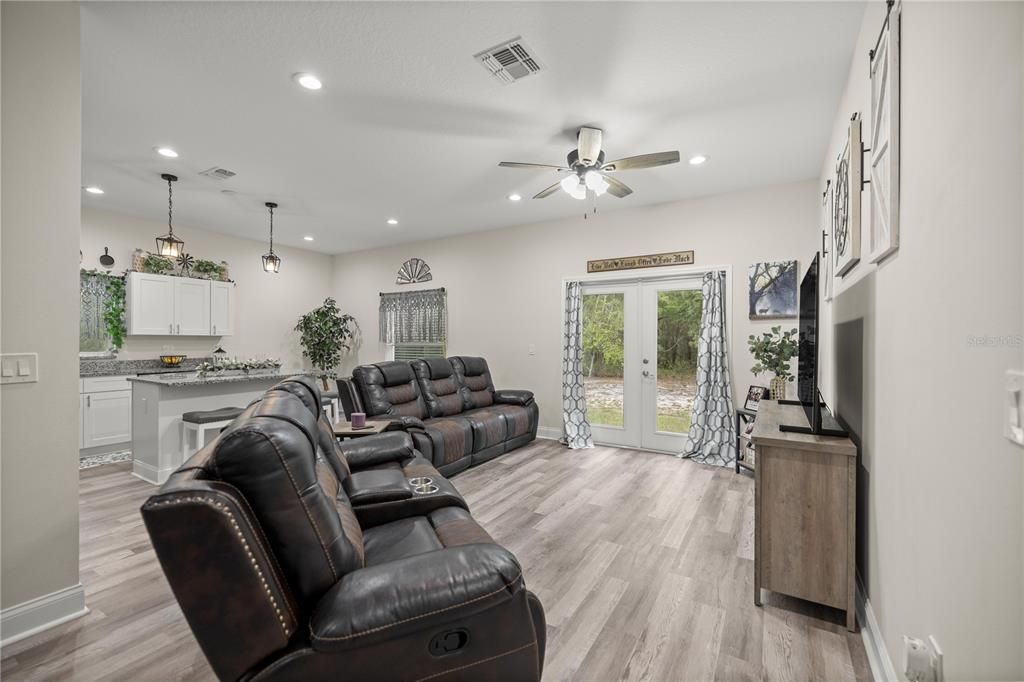For Sale: $268,000 (3 beds, 2 baths, 1484 Square Feet)