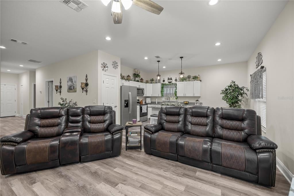 For Sale: $268,000 (3 beds, 2 baths, 1484 Square Feet)