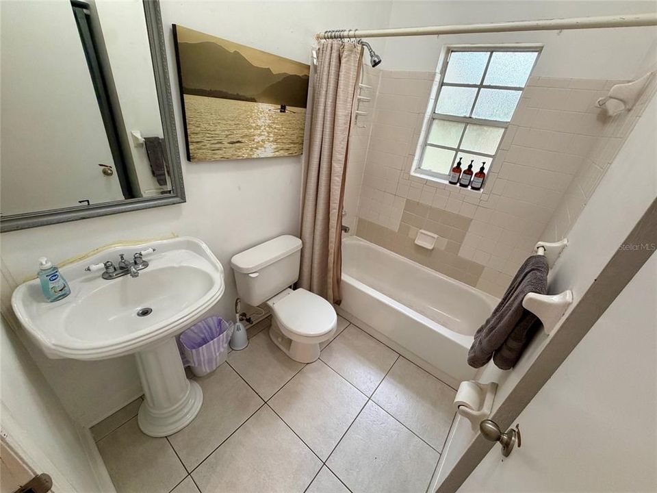 待售: $374,900 (4 贝兹, 0 浴室, 1560 平方英尺)