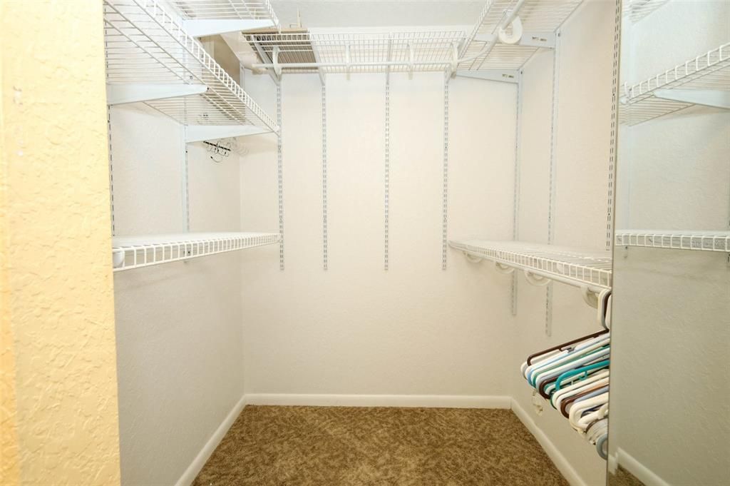Activo con contrato: $715,000 (4 camas, 2 baños, 3425 Pies cuadrados)