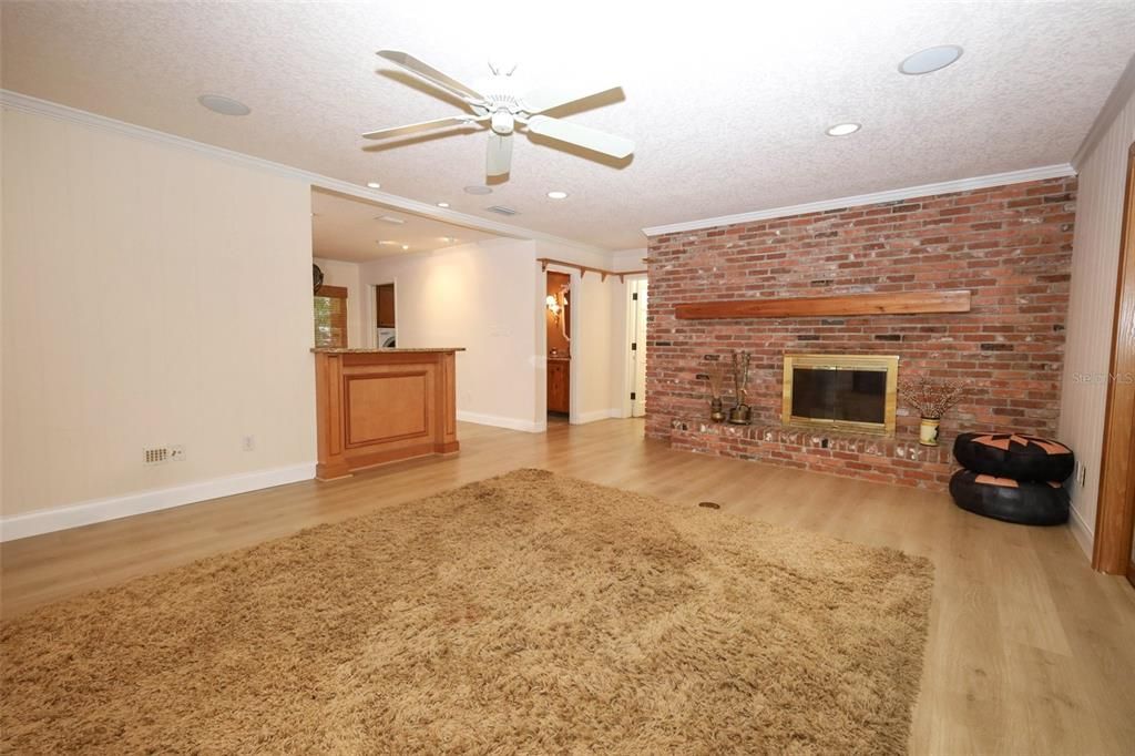 Activo con contrato: $715,000 (4 camas, 2 baños, 3425 Pies cuadrados)