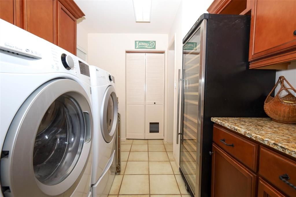 Activo con contrato: $715,000 (4 camas, 2 baños, 3425 Pies cuadrados)