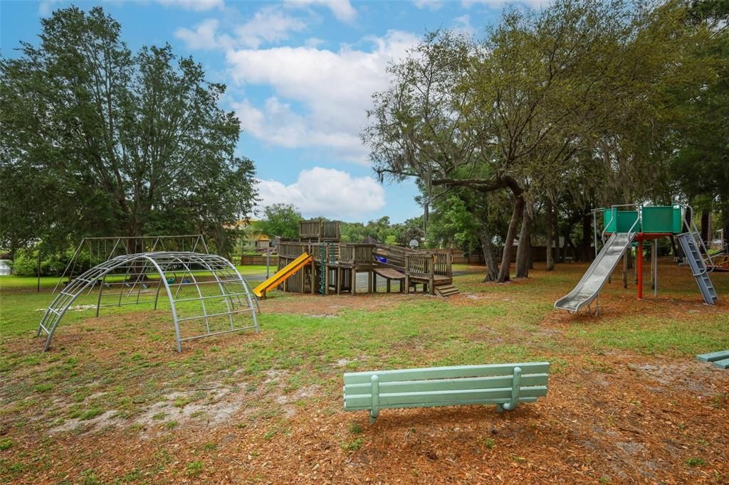 Activo con contrato: $715,000 (4 camas, 2 baños, 3425 Pies cuadrados)