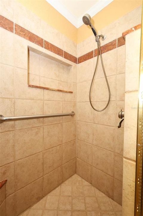 Activo con contrato: $715,000 (4 camas, 2 baños, 3425 Pies cuadrados)