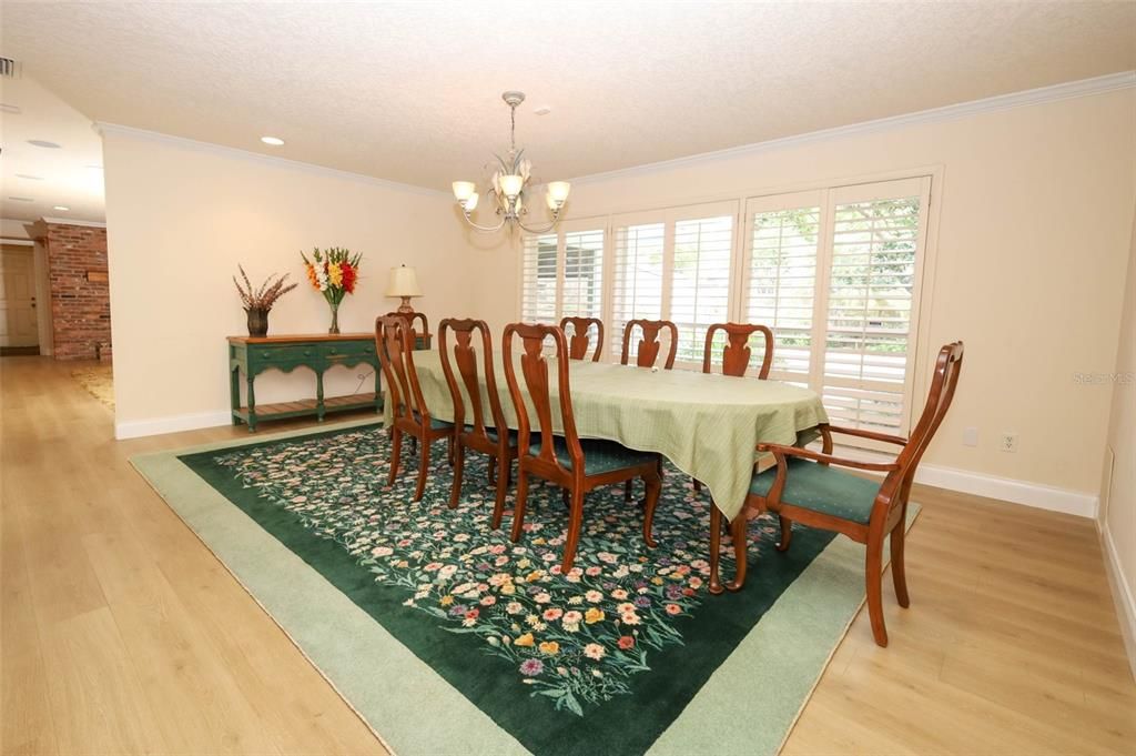 Activo con contrato: $715,000 (4 camas, 2 baños, 3425 Pies cuadrados)