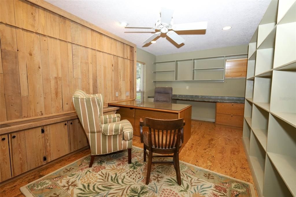 Activo con contrato: $715,000 (4 camas, 2 baños, 3425 Pies cuadrados)